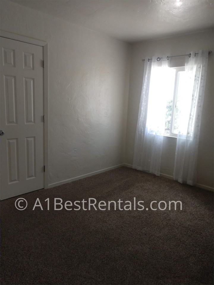 427 Corson Ave - Photo 3 of 11