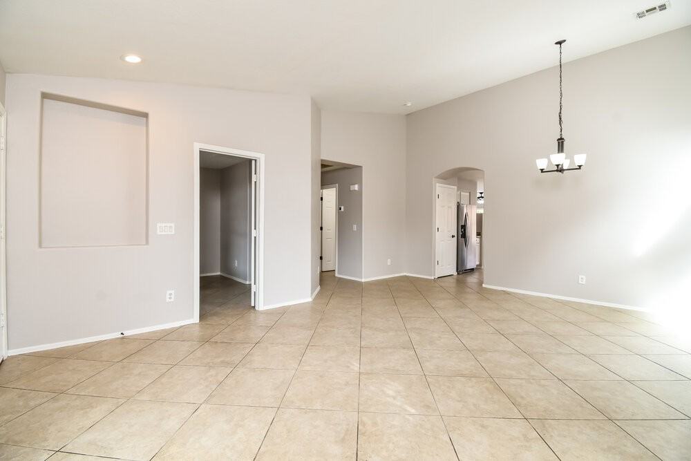 8211 S 53rd Ave - Photo 3 of 16