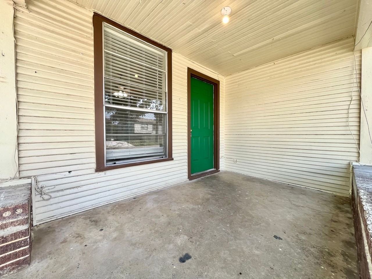 521 W Collins St - Photo 2 of 13