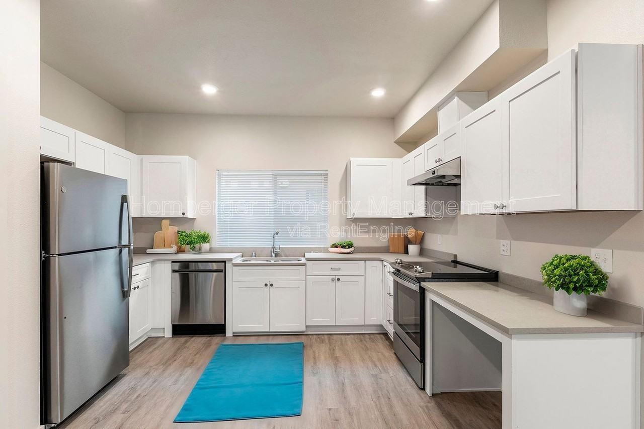 6020 N Astor St #6 - Photo 4 of 19