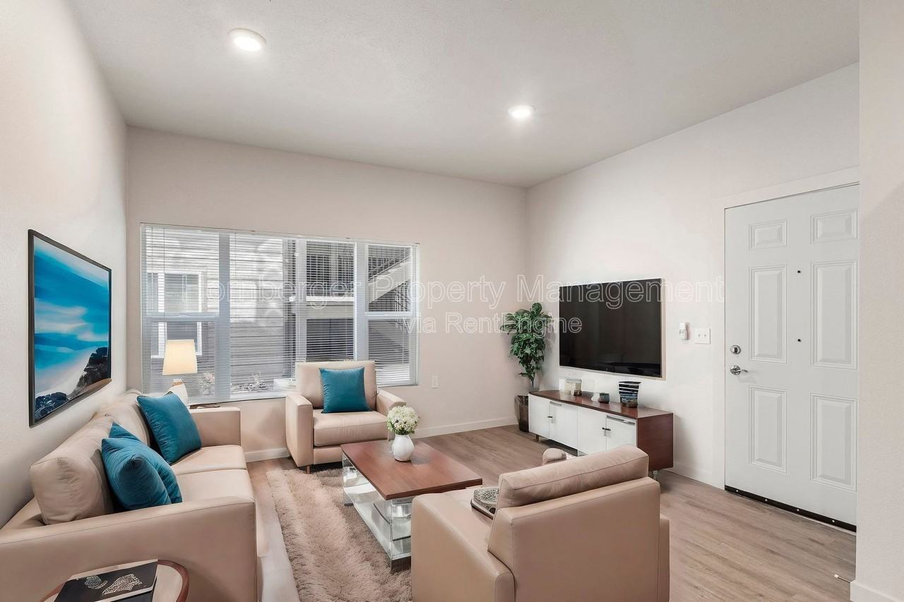6020 N Astor St #6 - Photo 5 of 19