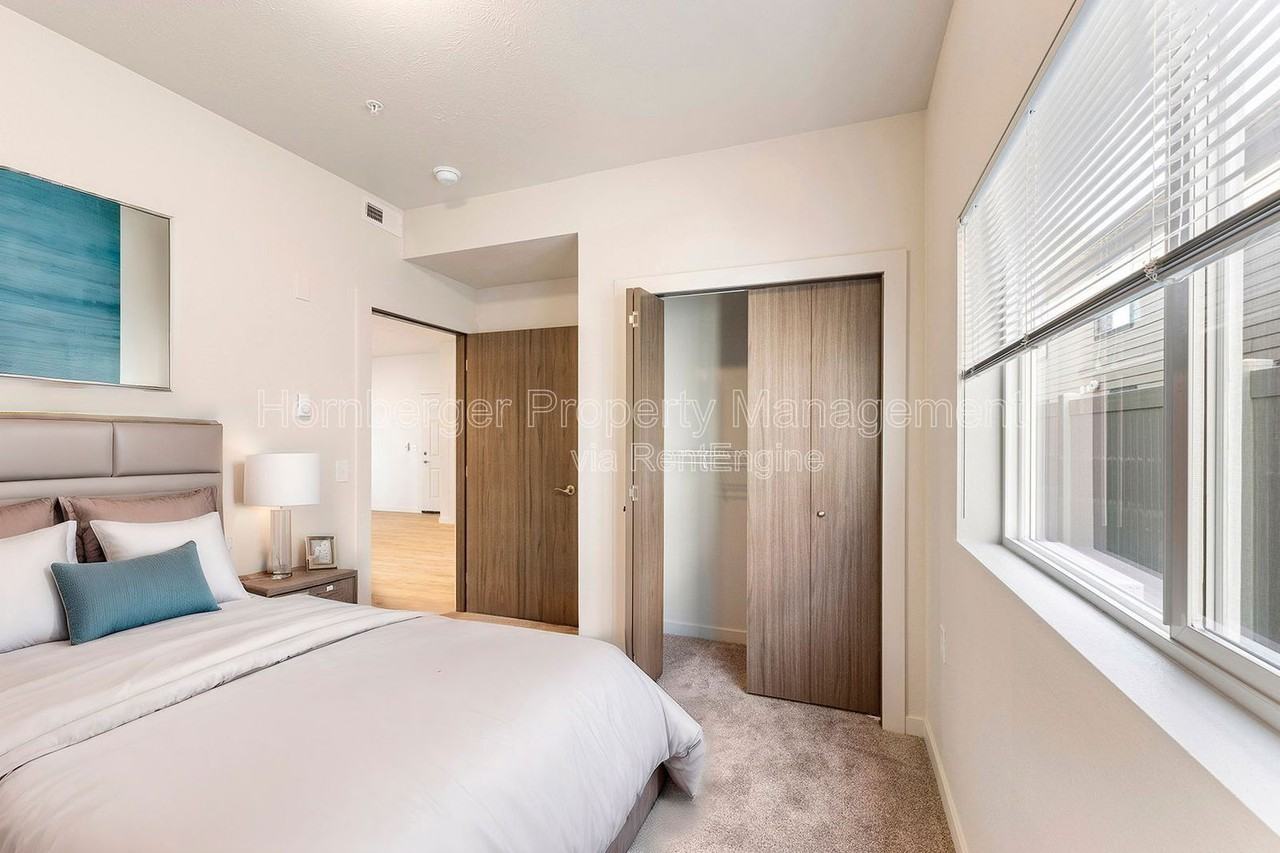 6020 N Astor St #6 - Photo 7 of 19