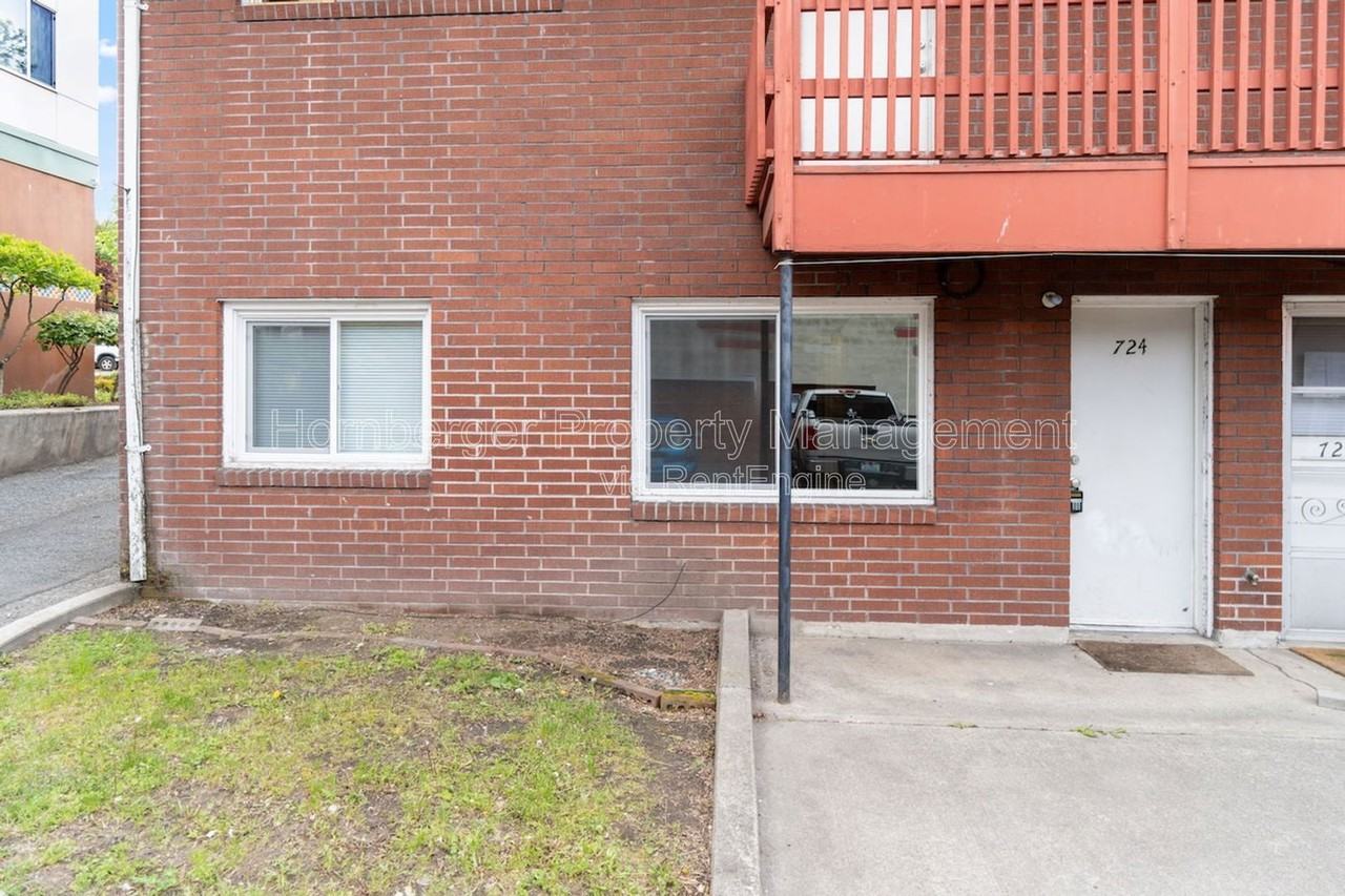 724 W Maxwell Ave - Photo 2 of 8
