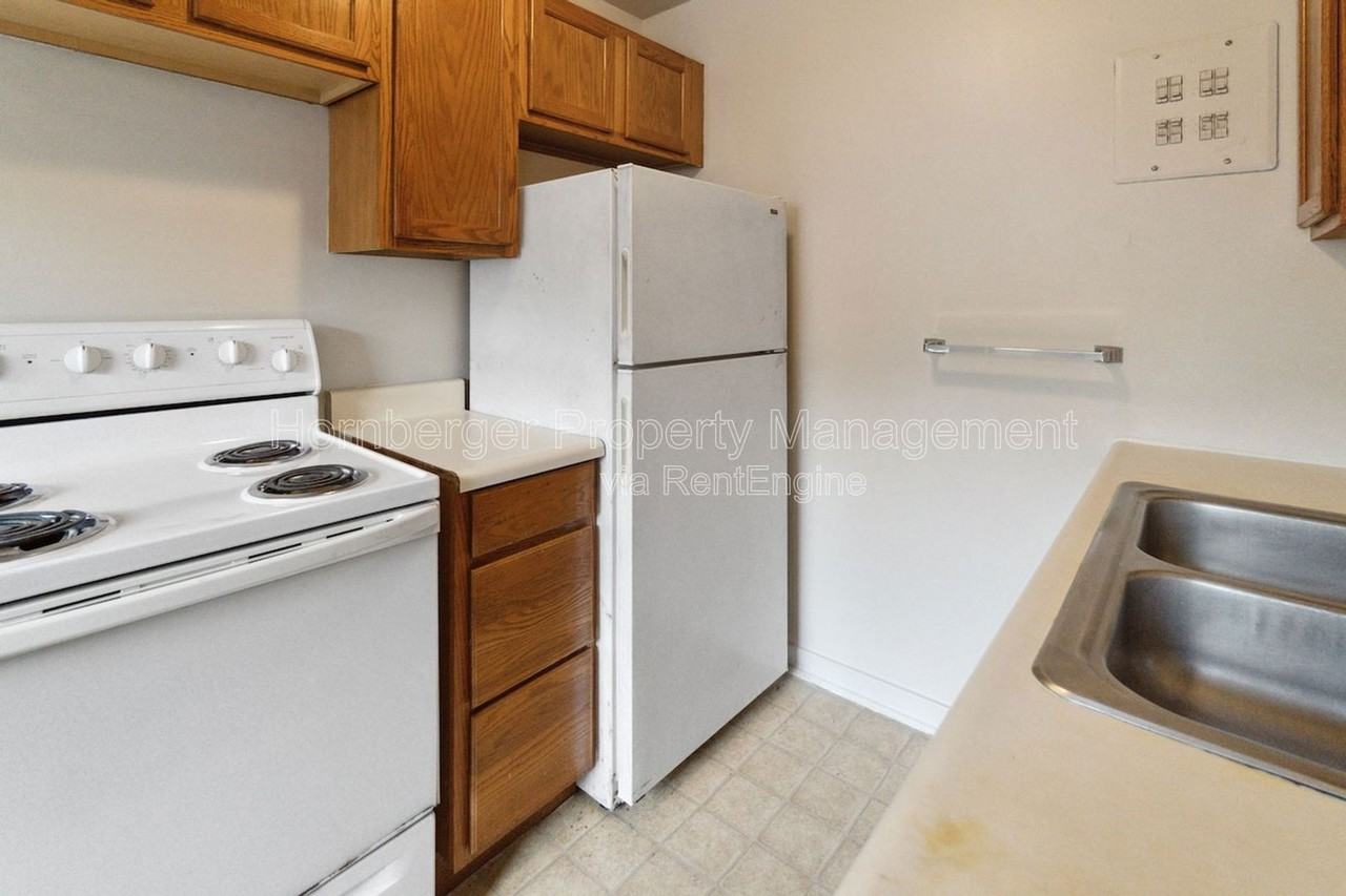 724 W Maxwell Ave - Photo 5 of 8