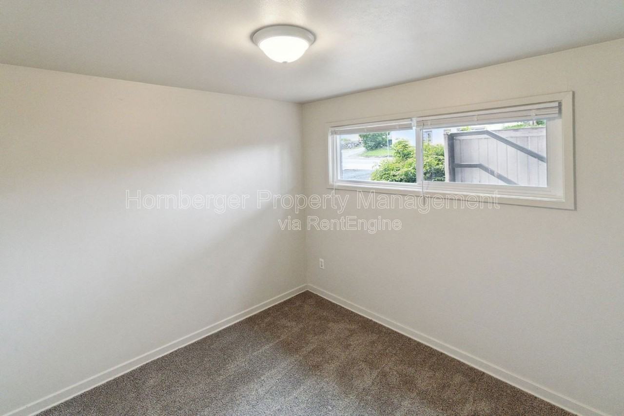 724 W Maxwell Ave - Photo 6 of 8
