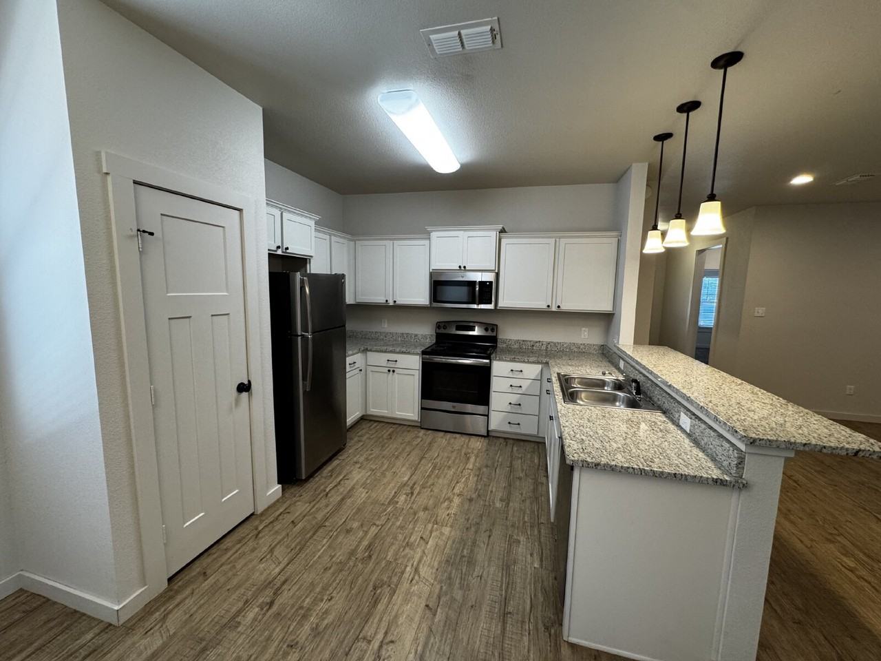 2101 9th St - Photo 3 of 15