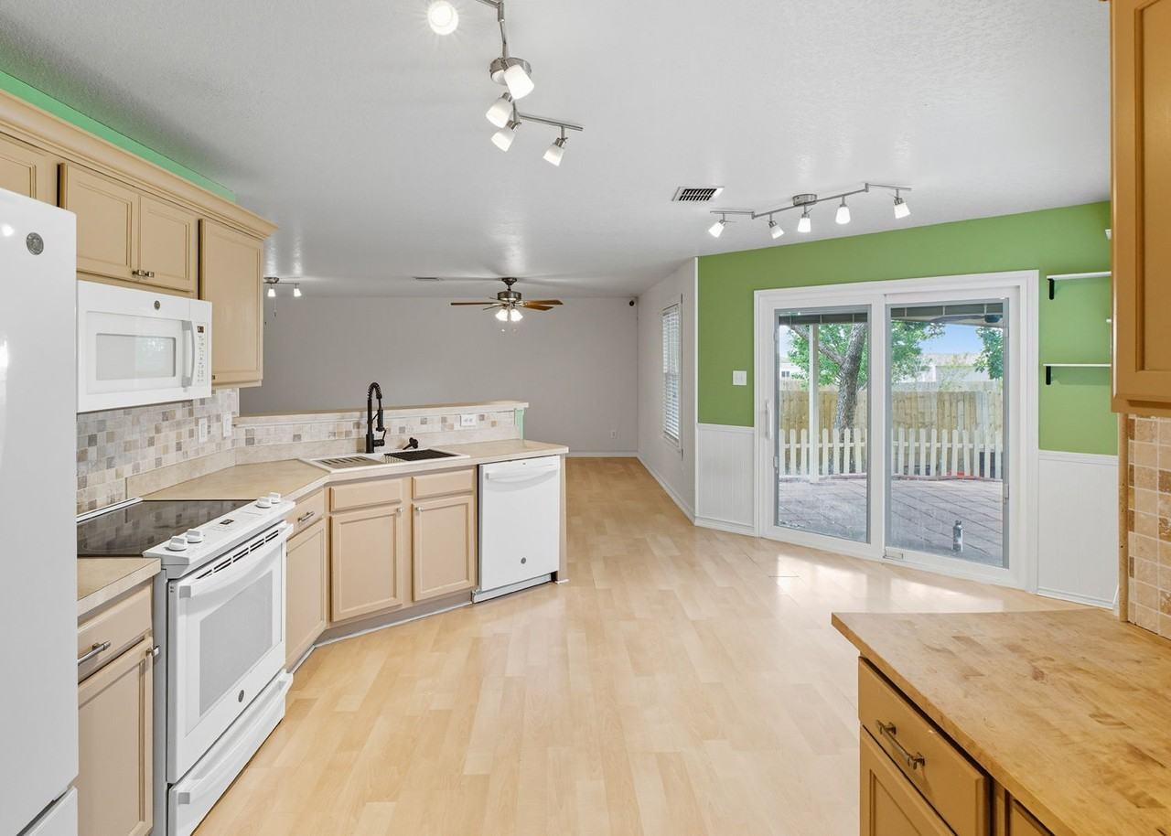 3223 Crested Creek Dr - Photo 7 of 27