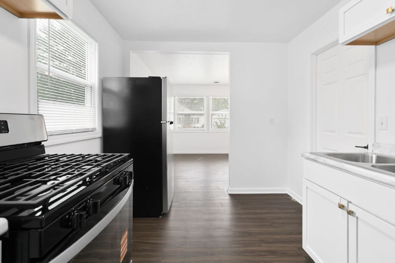 1353 Sorin St - Photo 3 of 16