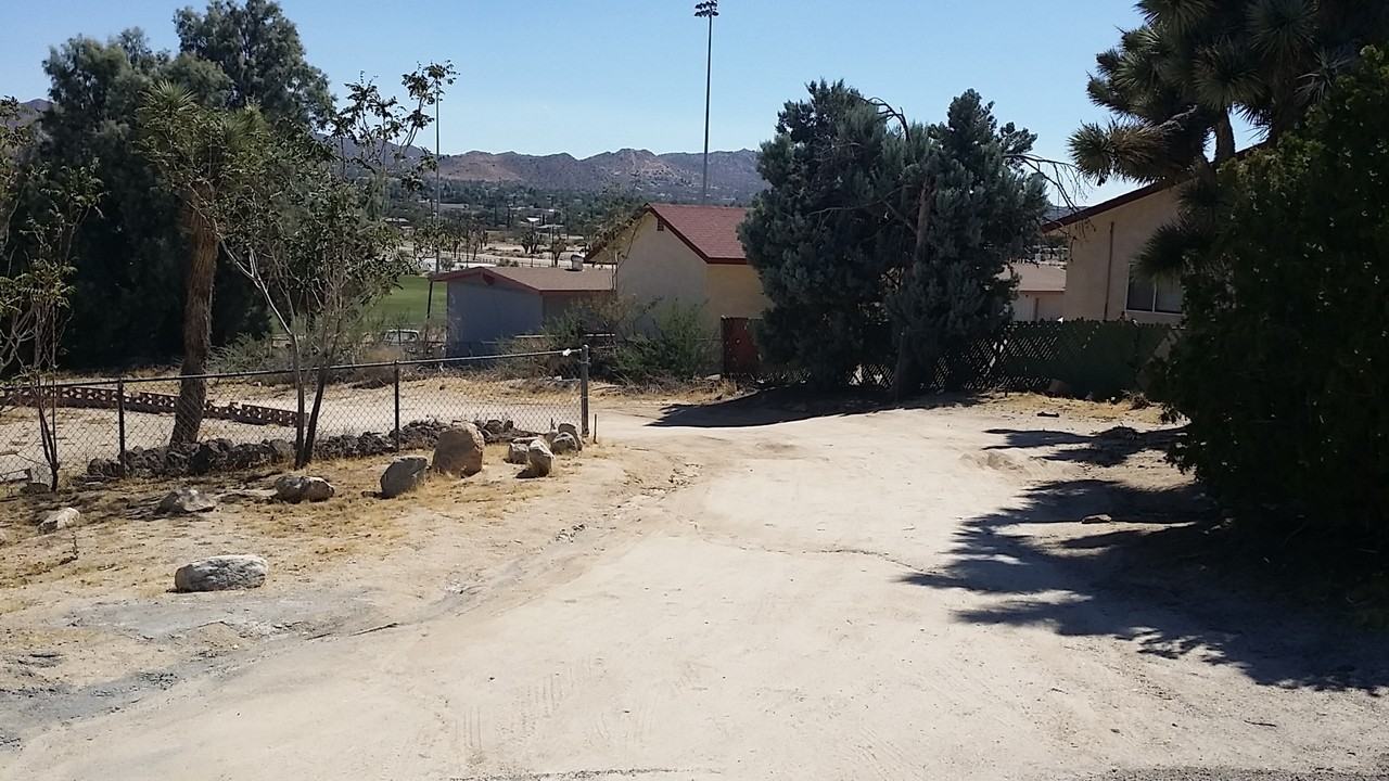 56565 Sunnyslope Dr - Photo 2 of 17