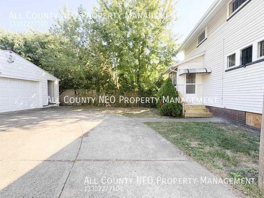 818 Brown Avenue Northwest - Photo 2 of 8