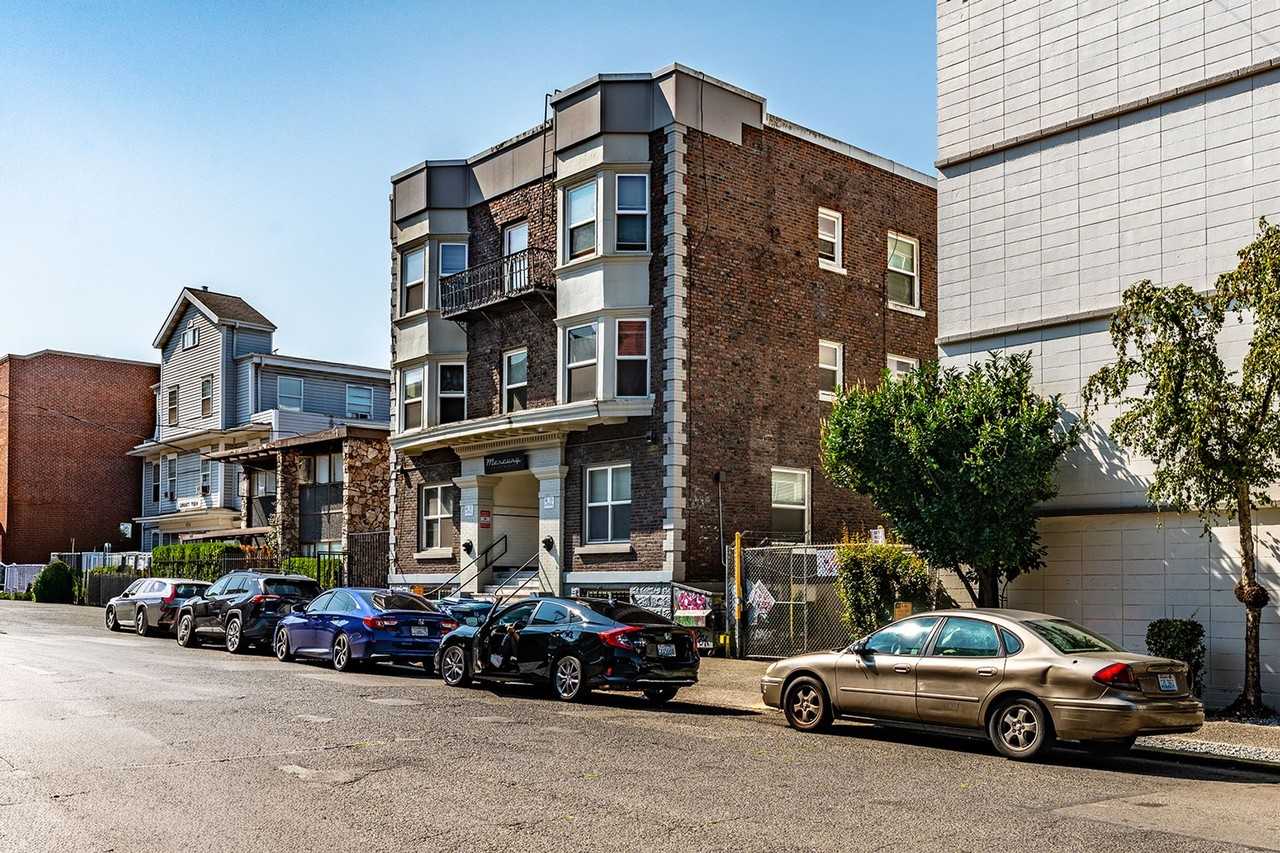 Mercury Apartments – Modern Living in a Classic Seattle Building - Photo 6 of 19