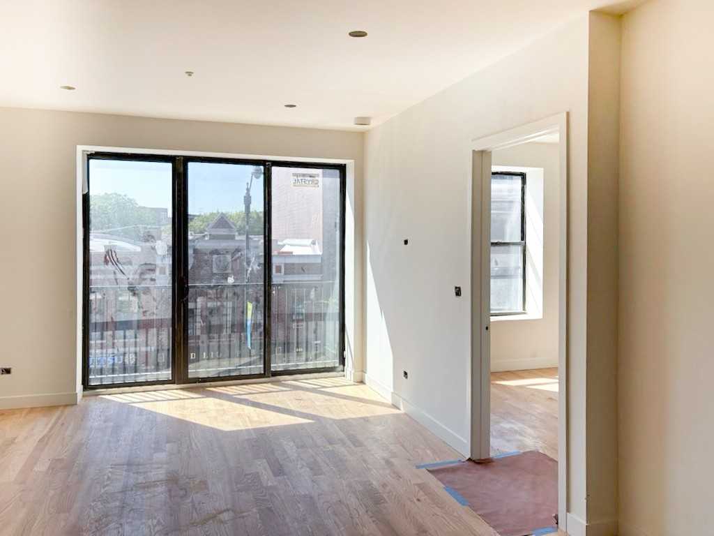 2445 N Lincoln Ave #2F - Photo 2 of 4