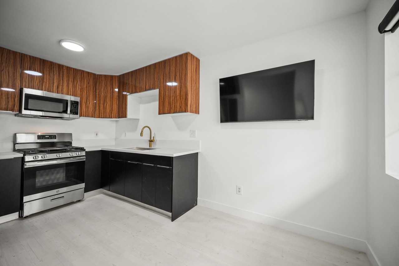 920 Everett Street #E - Photo 2 of 35