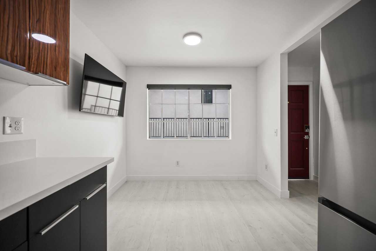 920 Everett Street #E - Photo 5 of 35