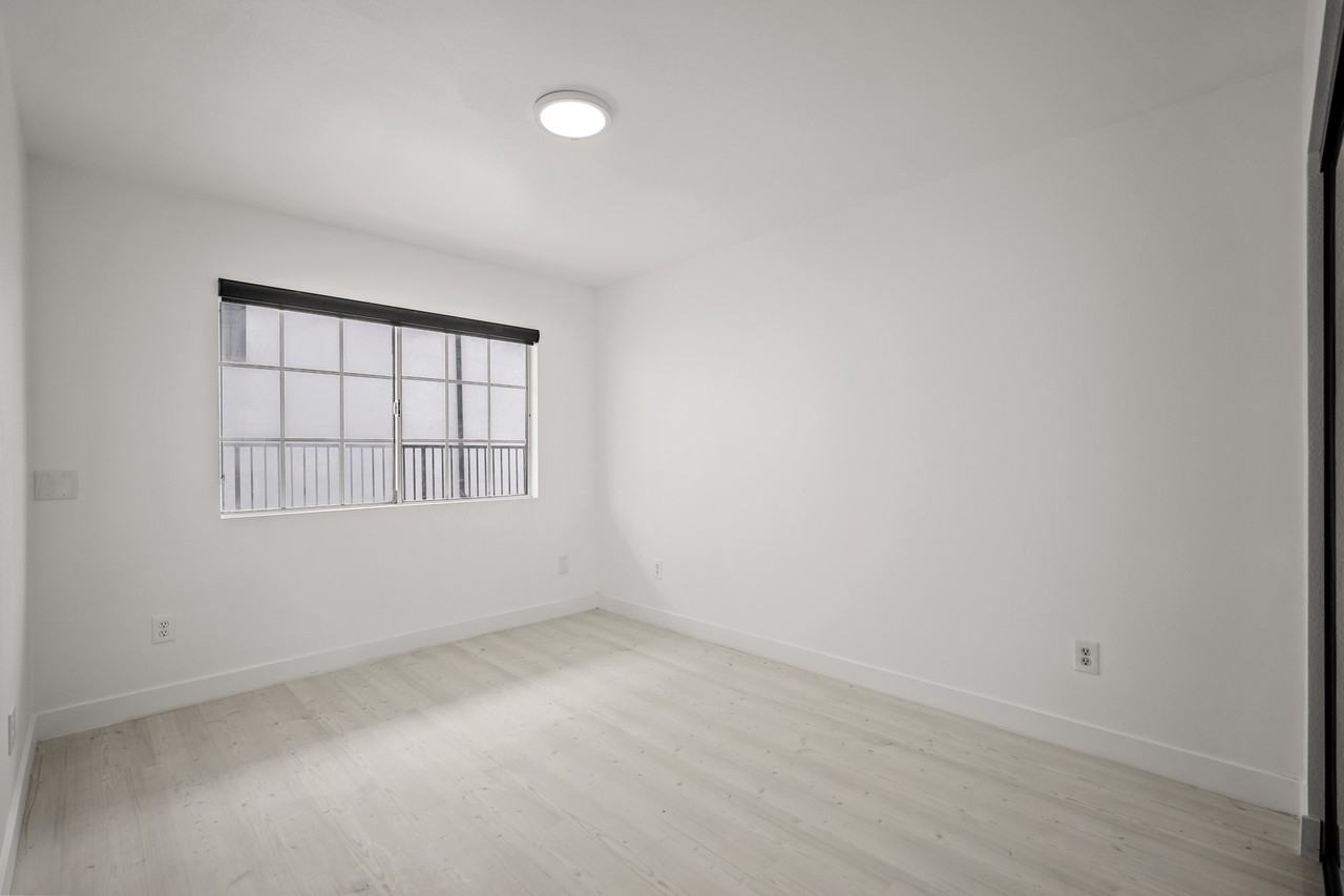 920 Everett Street #E - Photo 7 of 35