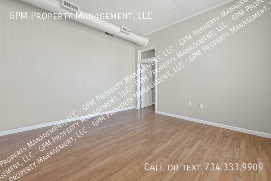 412 Grand River Avenue #10 - Photo 4 of 20