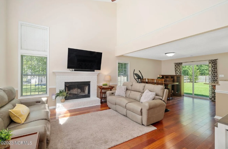 106 Seven Seas Dr - Photo 2 of 15