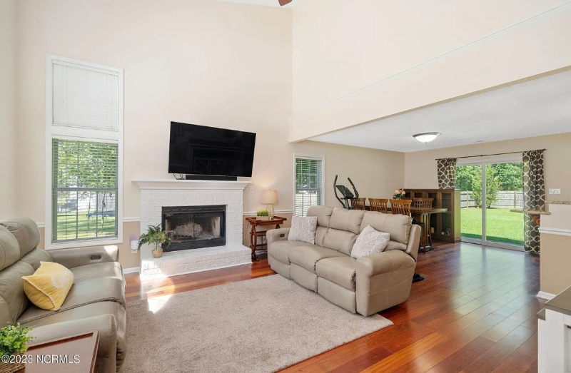 106 Seven Seas Dr - Photo 3 of 15