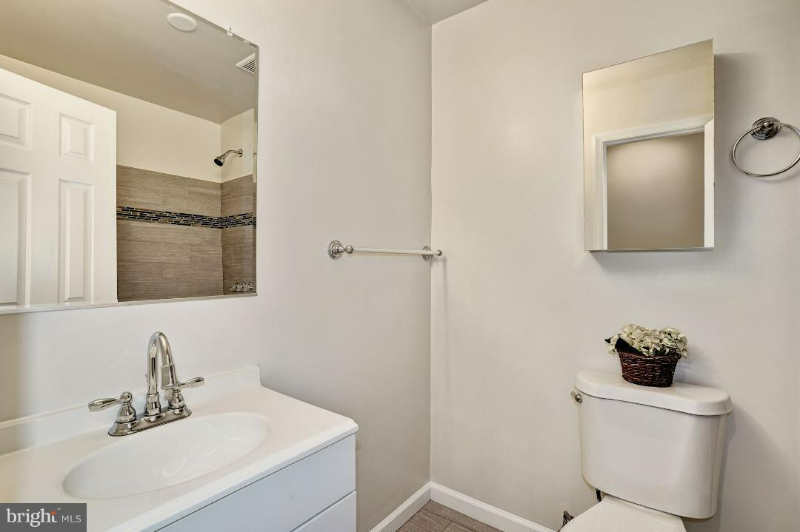 319 Burns Street Southeast - Photo 4 of 12