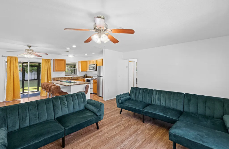 733 Se Academy Ln - Photo 2 of 8