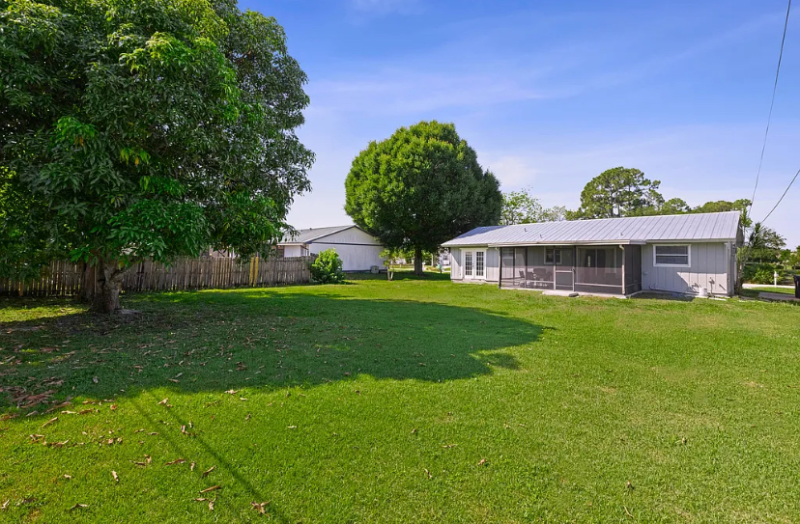 733 Se Academy Ln - Photo 7 of 8