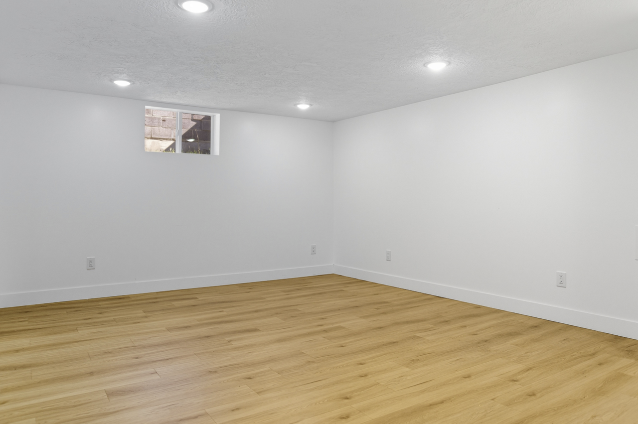 180 Ross Drive, Unit B - Photo 3 of 8