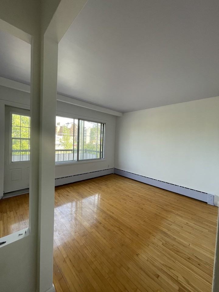 6234 Rue Chatelain - Photo 2 of 9