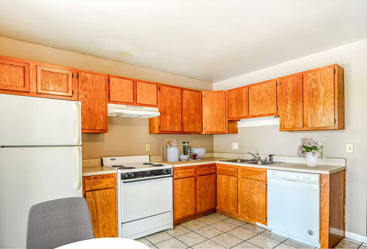 Windsor West Apartments - Photo 2 of 6