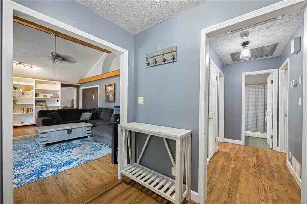 2076 Lake Ridge Ter - Photo 5 of 25