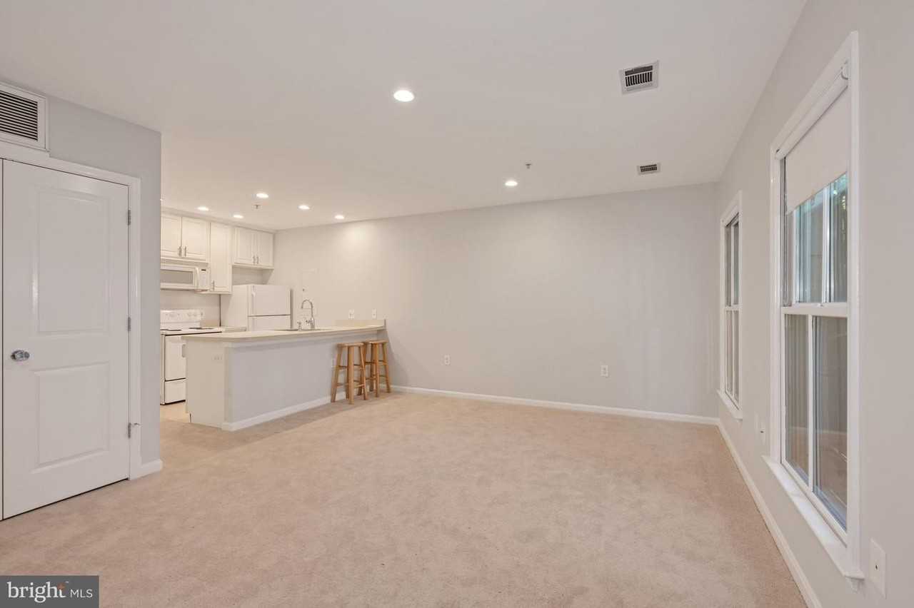 648 C St Ne - Photo 5 of 17