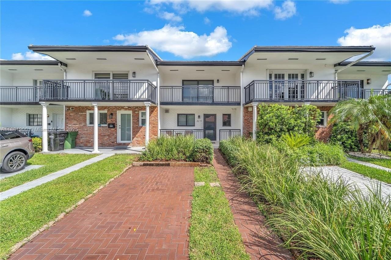 2211 Ne 122nd St #2211 - Photo 2 of 34