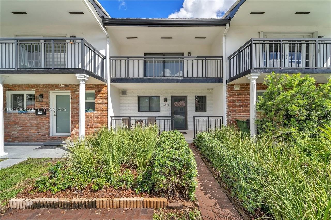 2211 Ne 122nd St #2211 - Photo 3 of 34