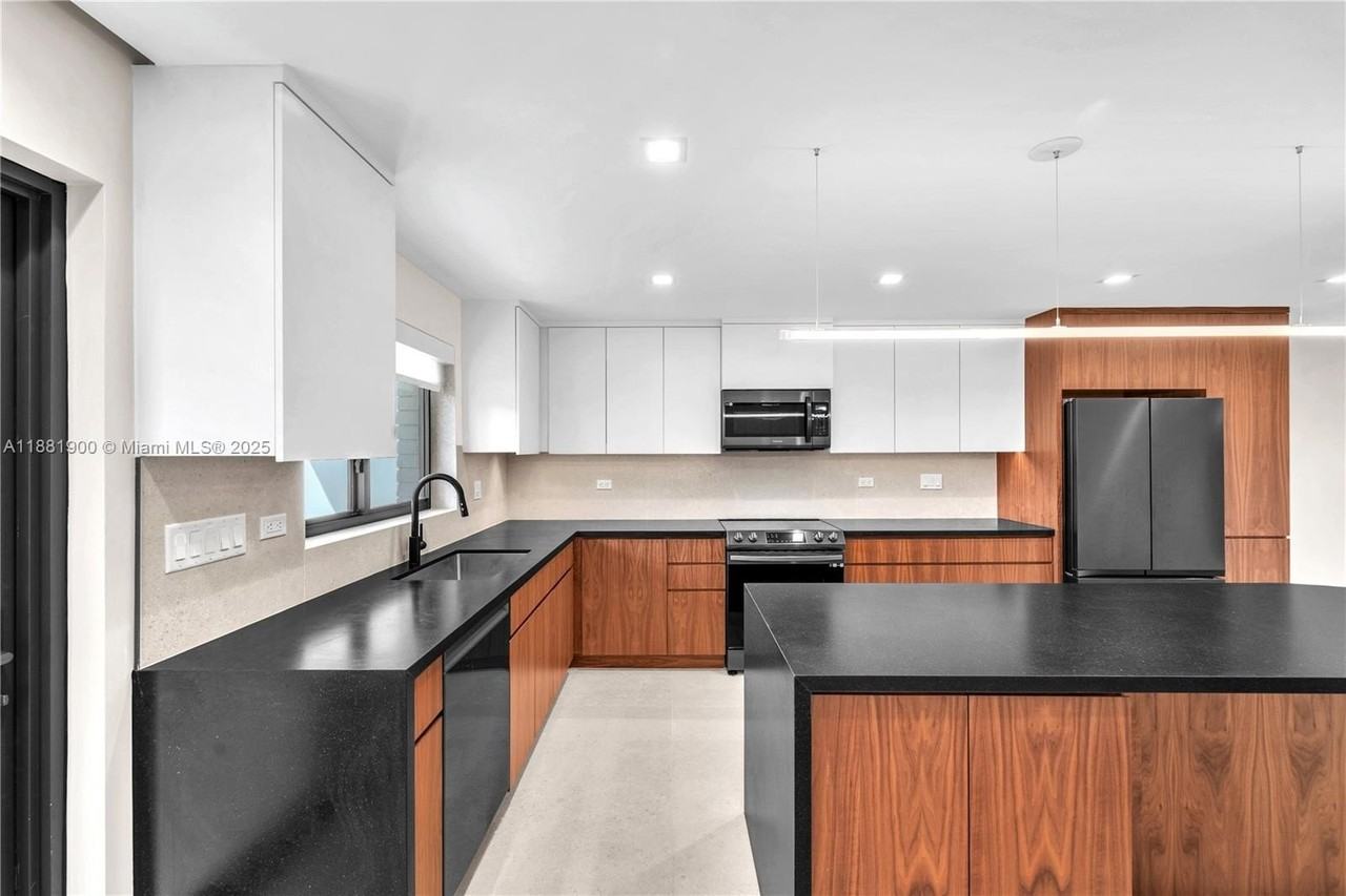 2211 Ne 122nd St #2211 - Photo 7 of 34