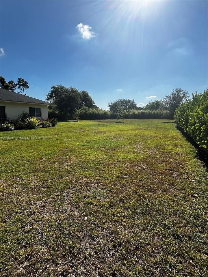 16195 Sw 172nd St - Photo 4 of 9