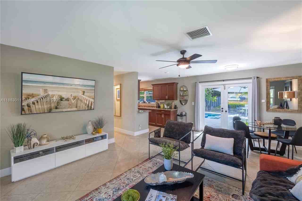 505 Se 25th Ave #2 - Photo 2 of 29