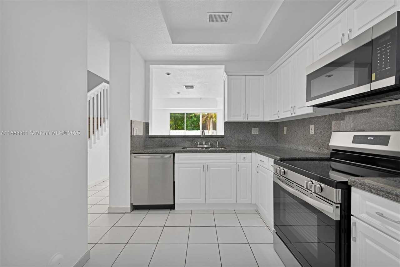 11224 Northwest 42nd Terrace #11224 - Photo 7 of 25