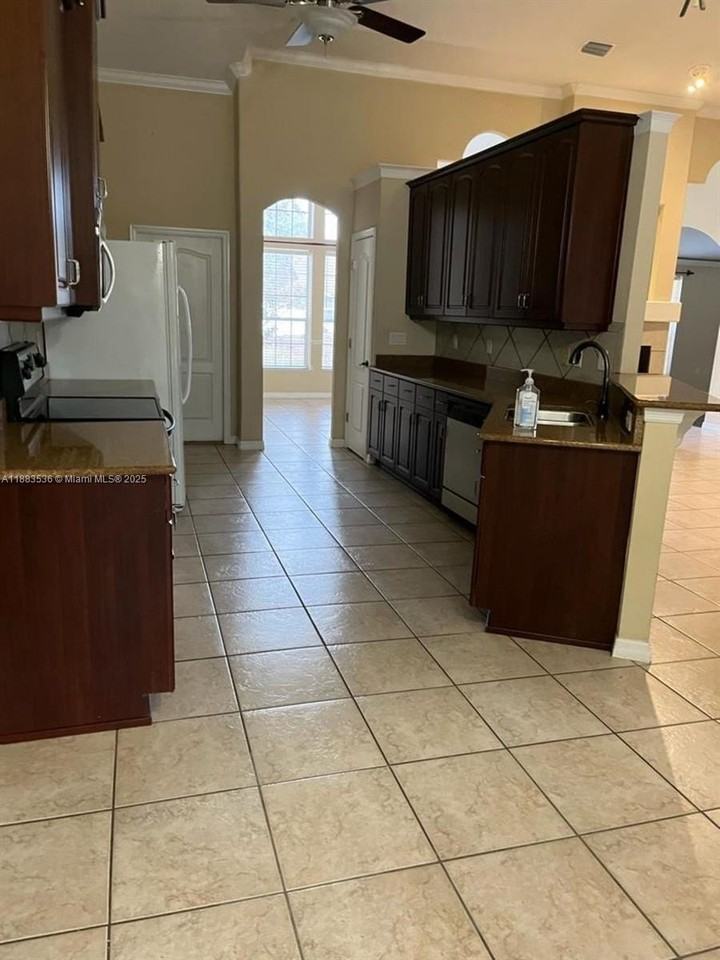 6 Westbury Ln #0 - Photo 2 of 11