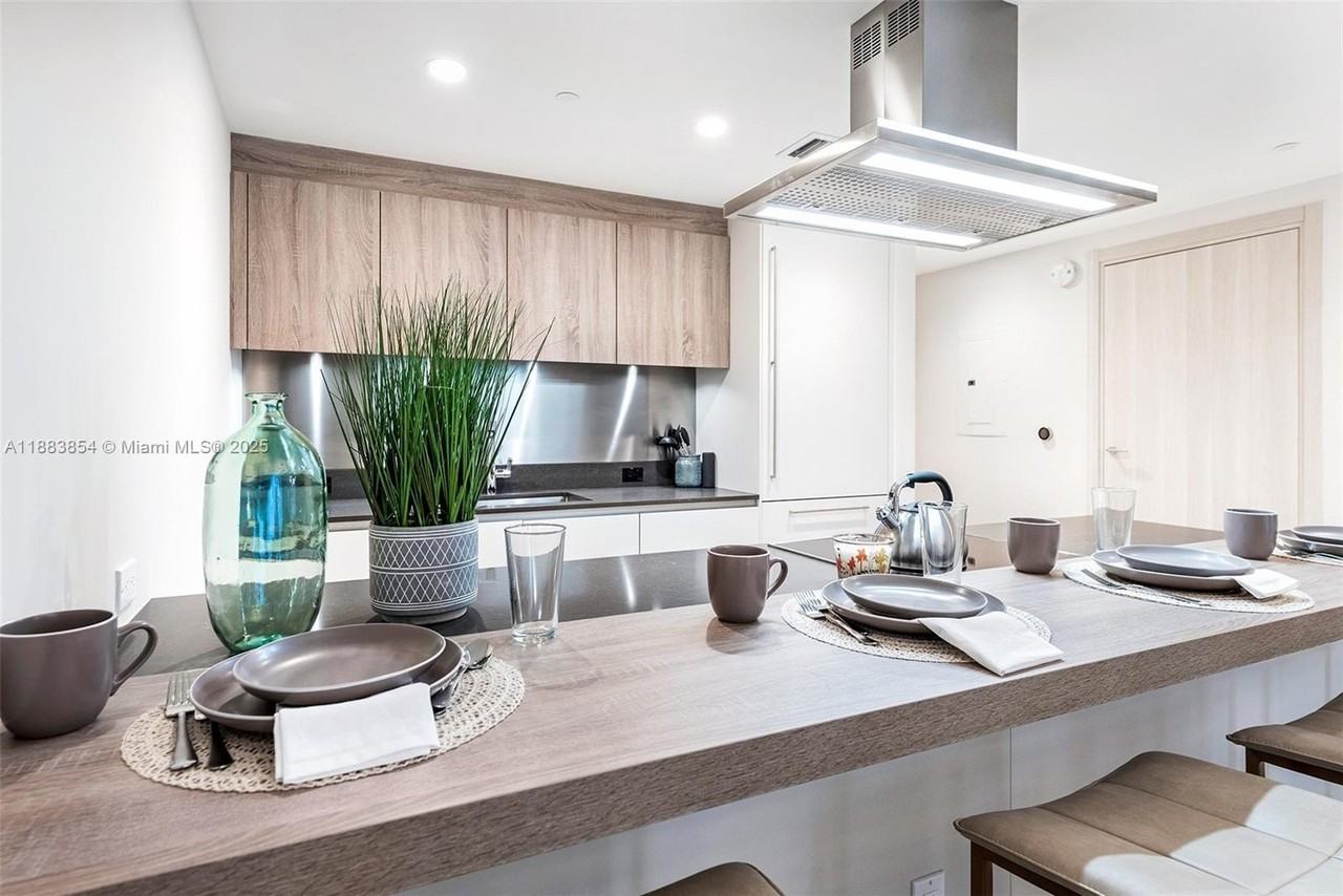 1000 Brickell Plz #4005 - Photo 7 of 35