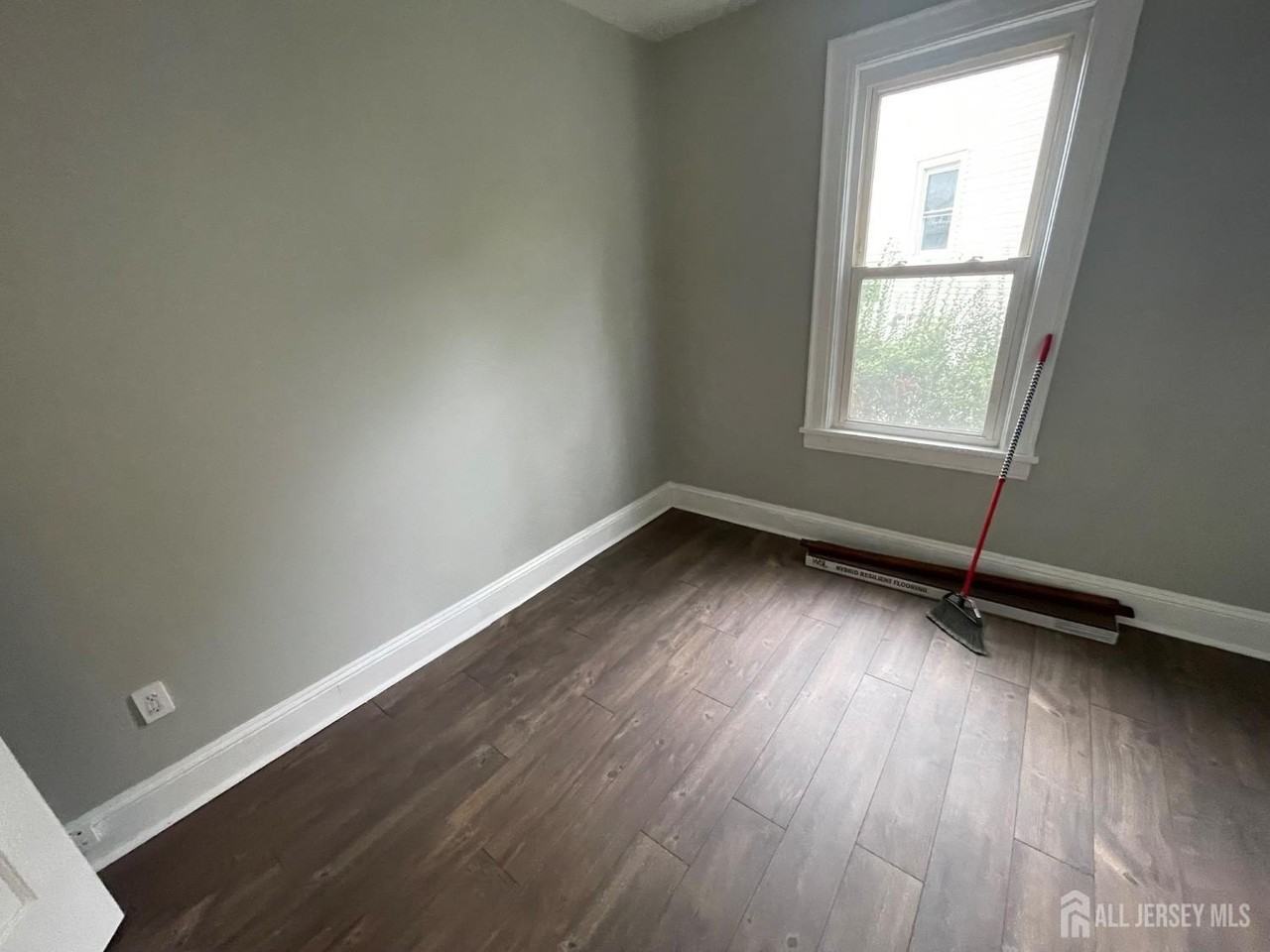 31 Lincoln Ave - Photo 4 of 9