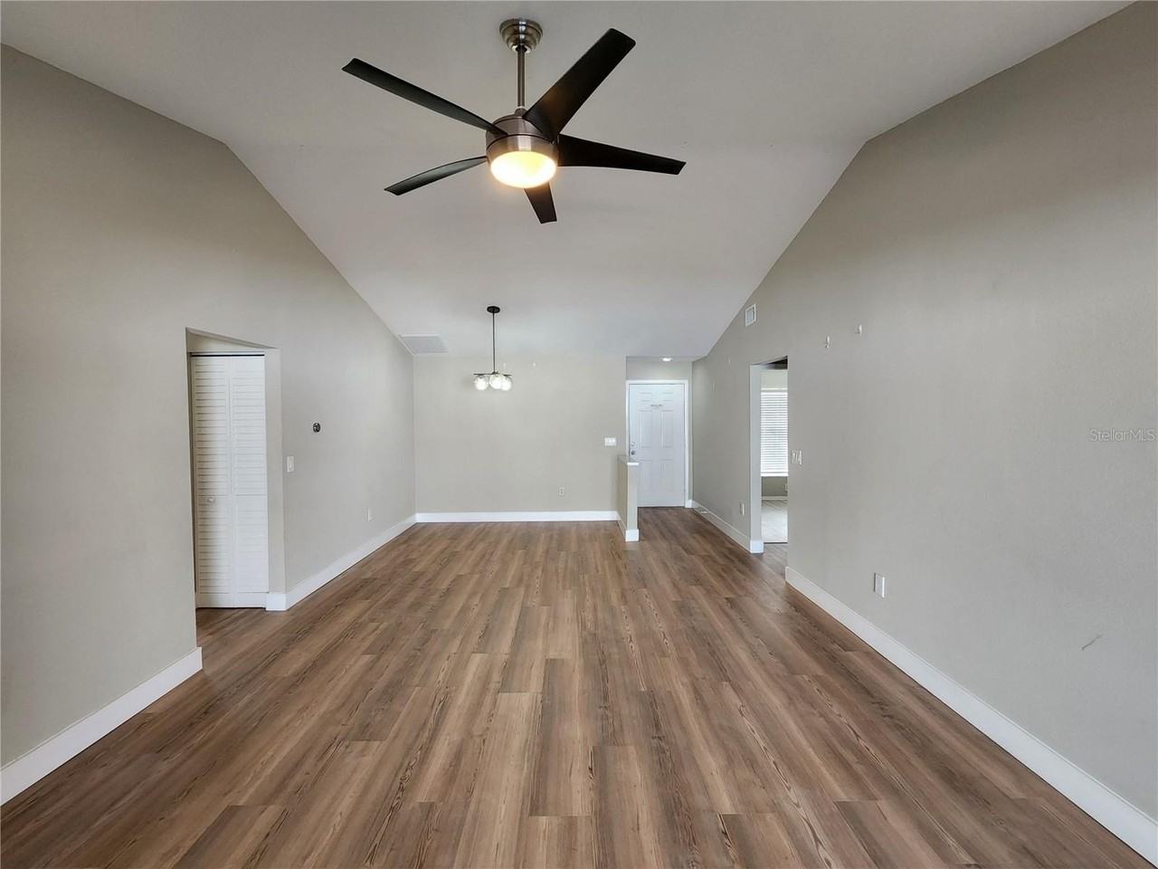 11132 Windpoint Dr - Photo 2 of 18