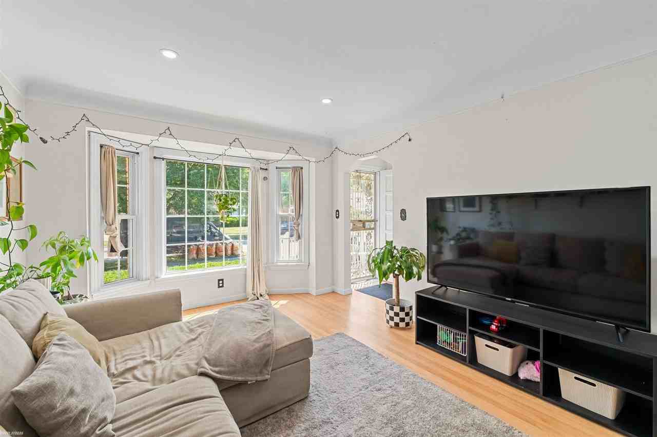 20177 Stansbury St - Photo 4 of 29