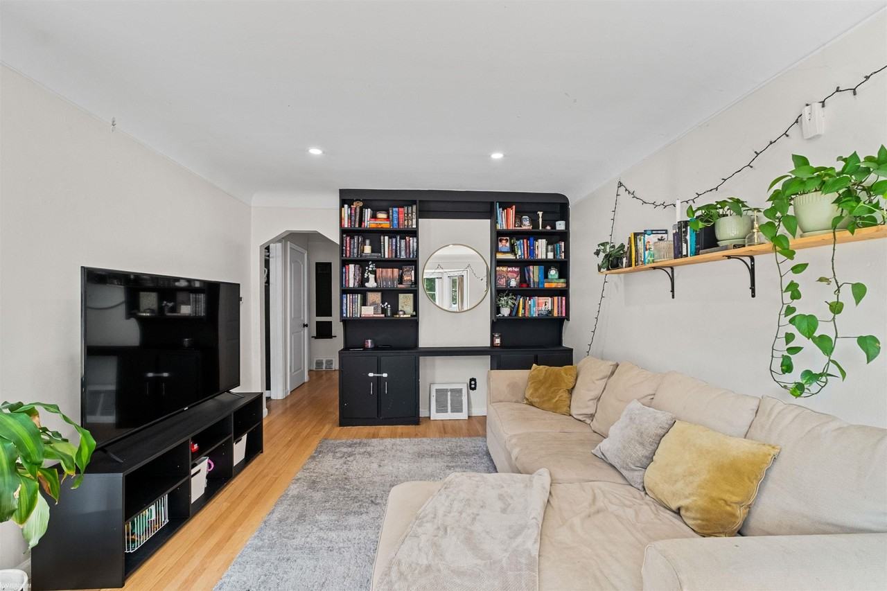 20177 Stansbury St - Photo 6 of 29