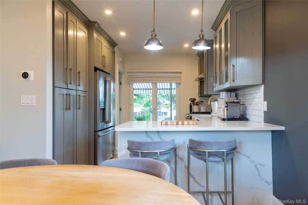 29 Armourvilla Ave - Photo 7 of 26