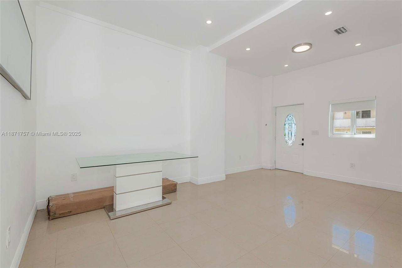 1013 Sw 7th St #1 - Photo 2 of 8