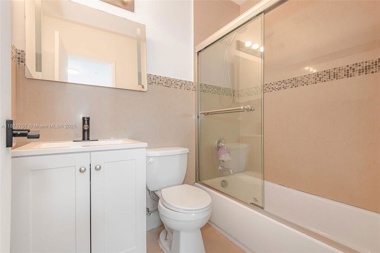 1013 Sw 7th St #1 - Photo 3 of 8