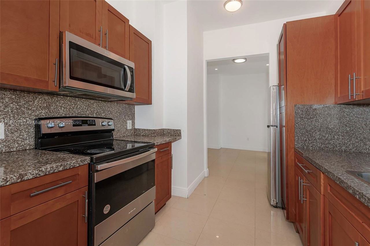 1013 Sw 7th St #1 - Photo 4 of 8