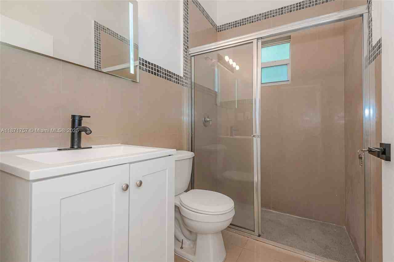 1013 Sw 7th St #1 - Photo 5 of 8