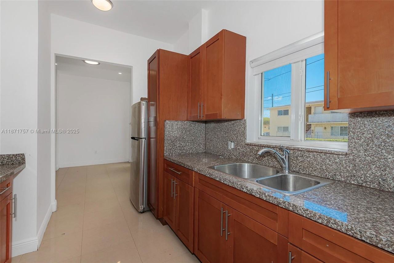 1013 Sw 7th St #1 - Photo 6 of 8