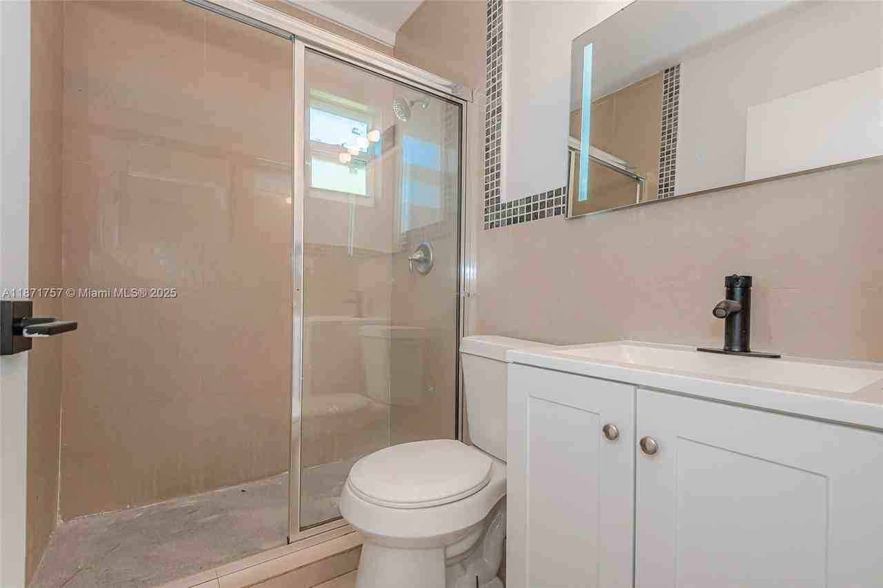 1013 Sw 7th St #1 - Photo 7 of 8