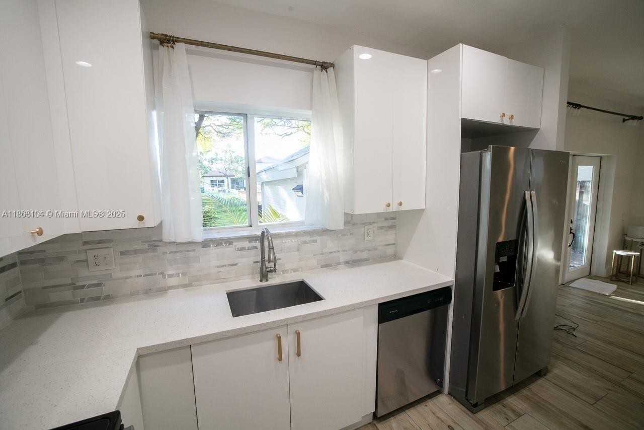 1112 Ne 41st Ave - Photo 2 of 8